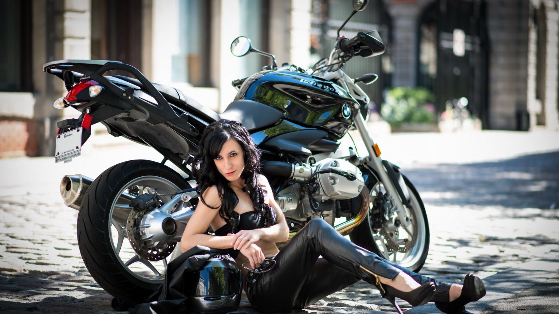 European women on bikes in Huangshi