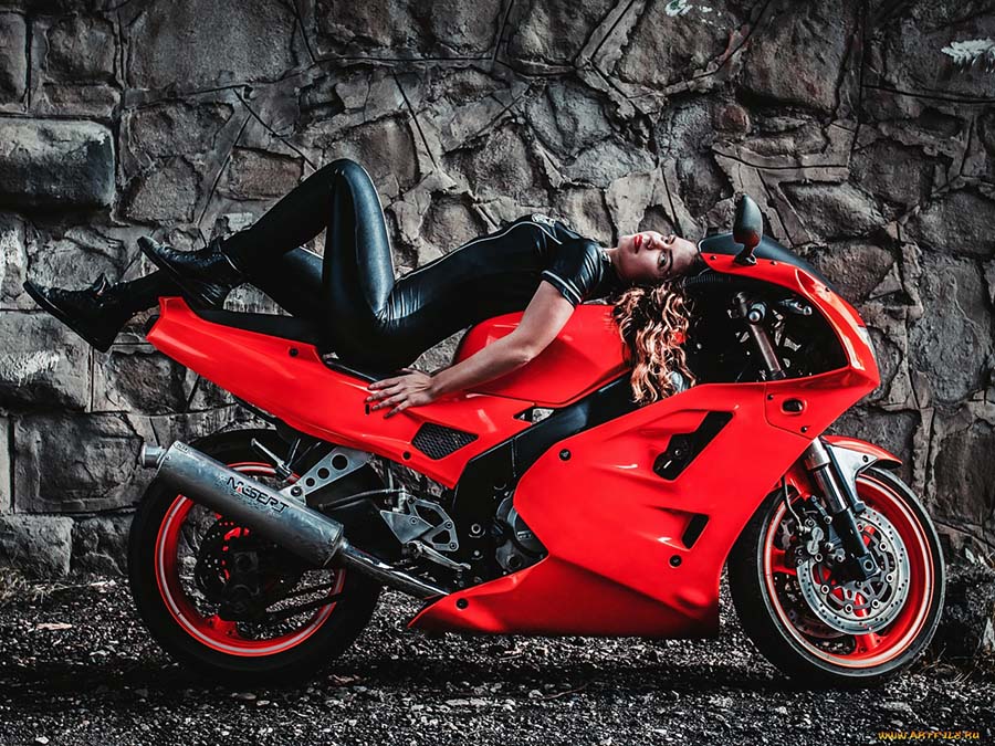 Beautiful girl Beautiful girls and motorcycles in Huangshi