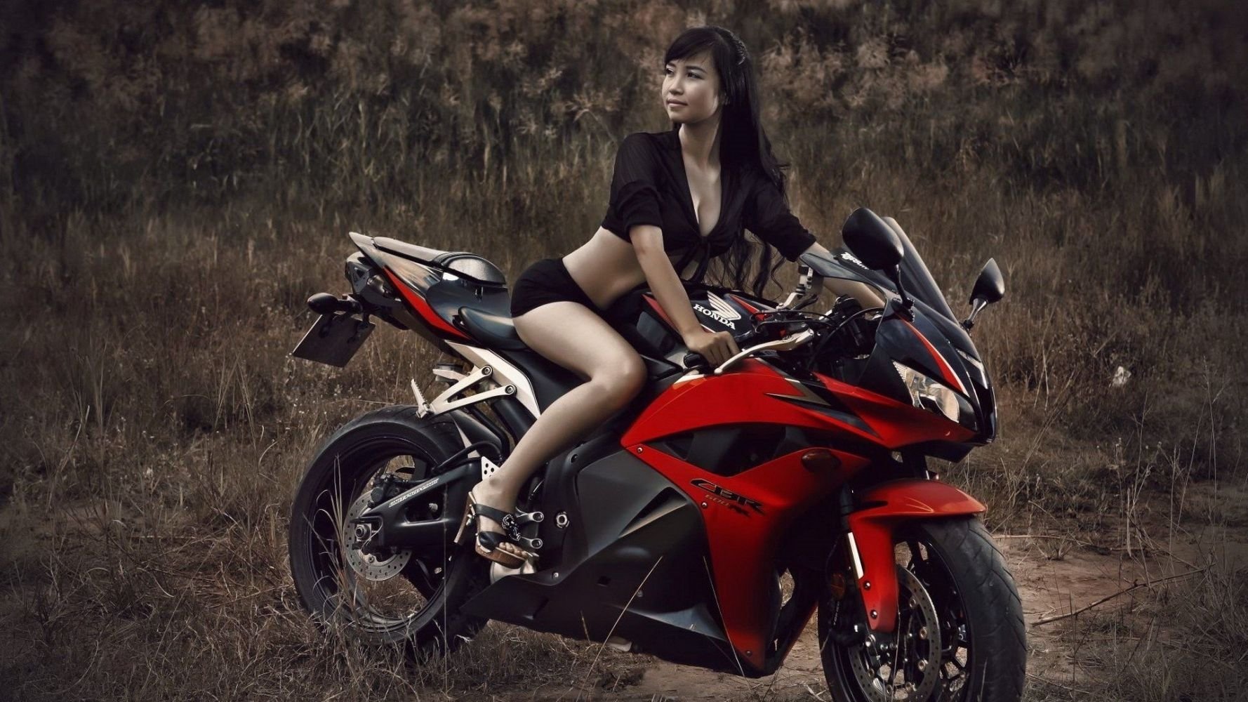 Fitness girls and bikes in Huangshi