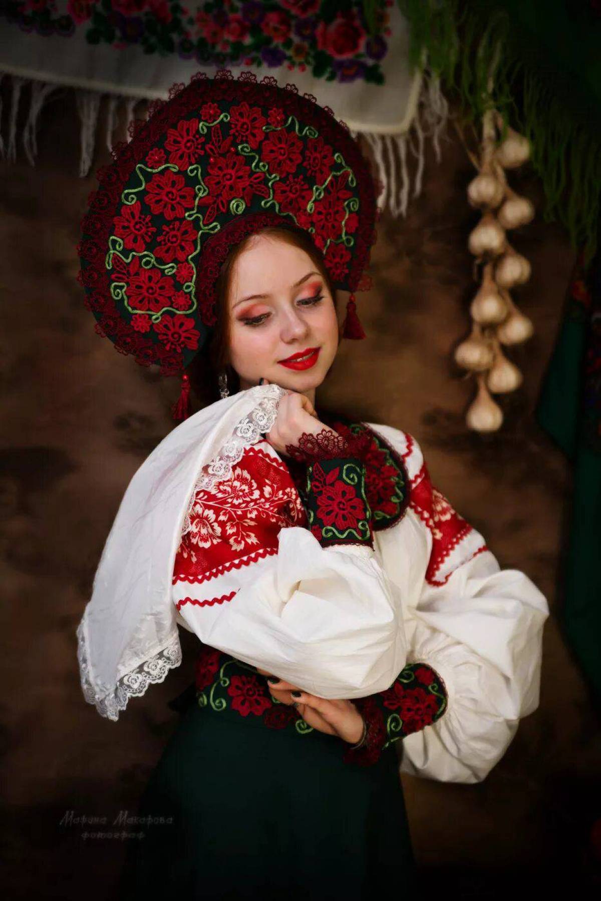Women in Slavic costumes underwear in Huangshi