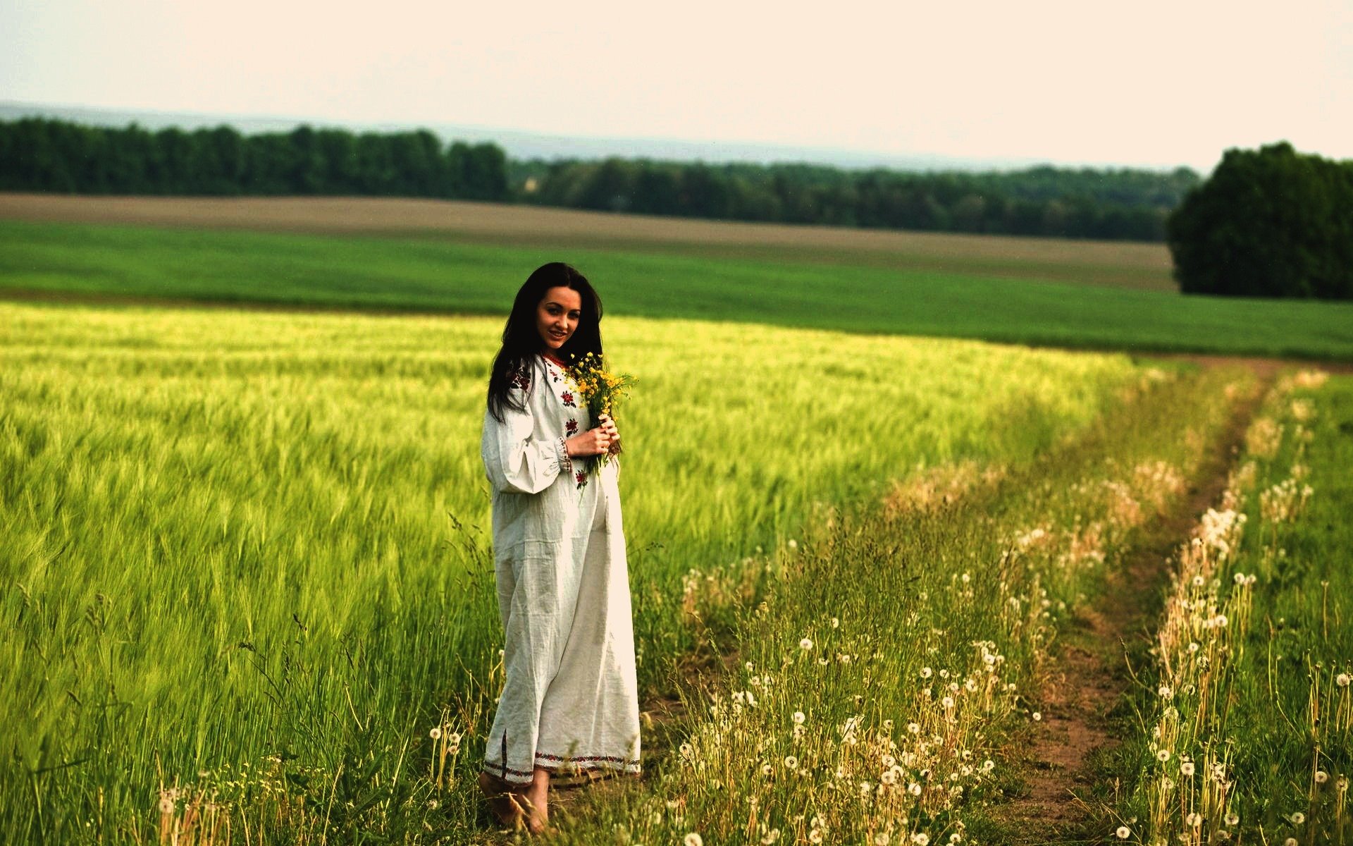 Women in Slavic costumes in Huangshi