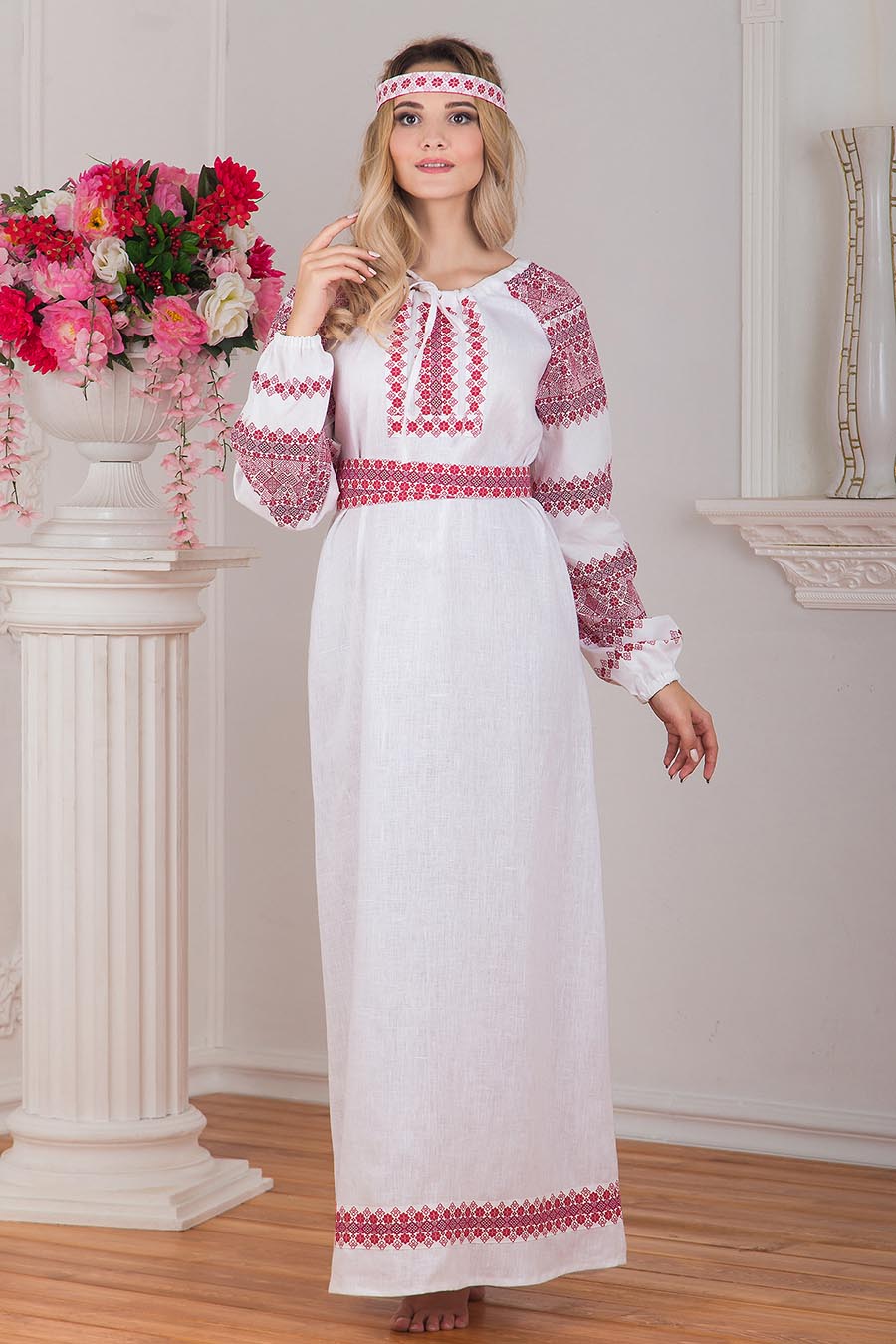 Women in Slavic costumes in Huangshi