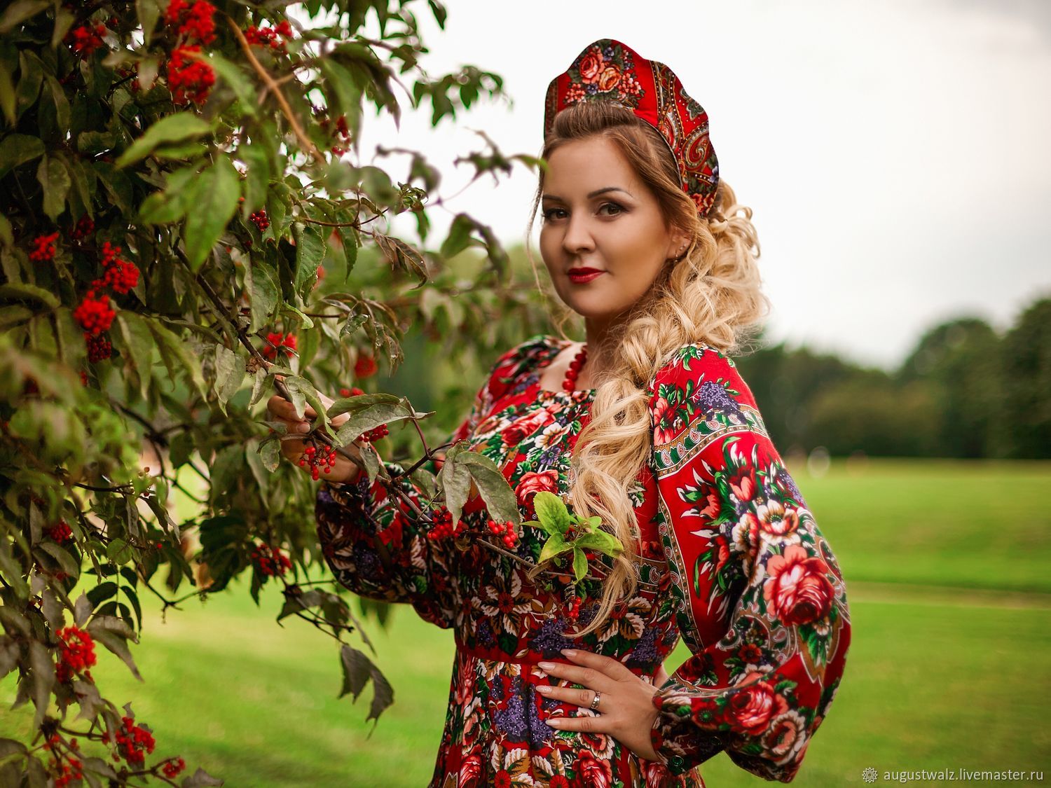 Women in Slavic costumes in Huangshi